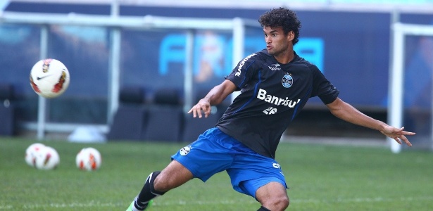 Centroavante esteve próximo do Santos no início do ano, mas acertou com o Grêmio - Lucas Uebel/Divulgação Grêmio