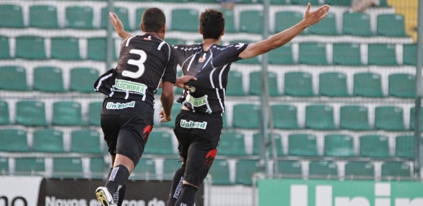 Jogadores do Figueirense comemoram gol em vitória diante da Chapecoense