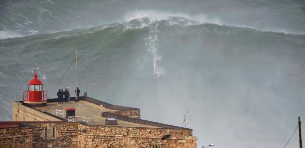Surfista norte-americano Garret McNamara desceu onda gigantesca em Portugal - Nazaré Qualifica/Divulgação