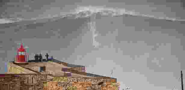 Maior onda já surfada, segundo cálculos oficiais, foi a de Garrett McNamara em 2011. Foto: Nazaré Qualifica/Divulgação