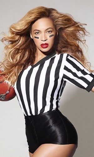 29.jan.2013 - A cantora Beyoncé divulgou uma foto onde aparece caracterizada como jogadora de futebol americano, usando microshort, camiseta listrada e botas de cano alto. O Super Bowl estreia no próximo domingo (3) em New Orleans.