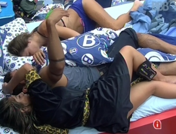 29.jan.2013 - Anamara deita com Yuri e Natália, que continua dormindo