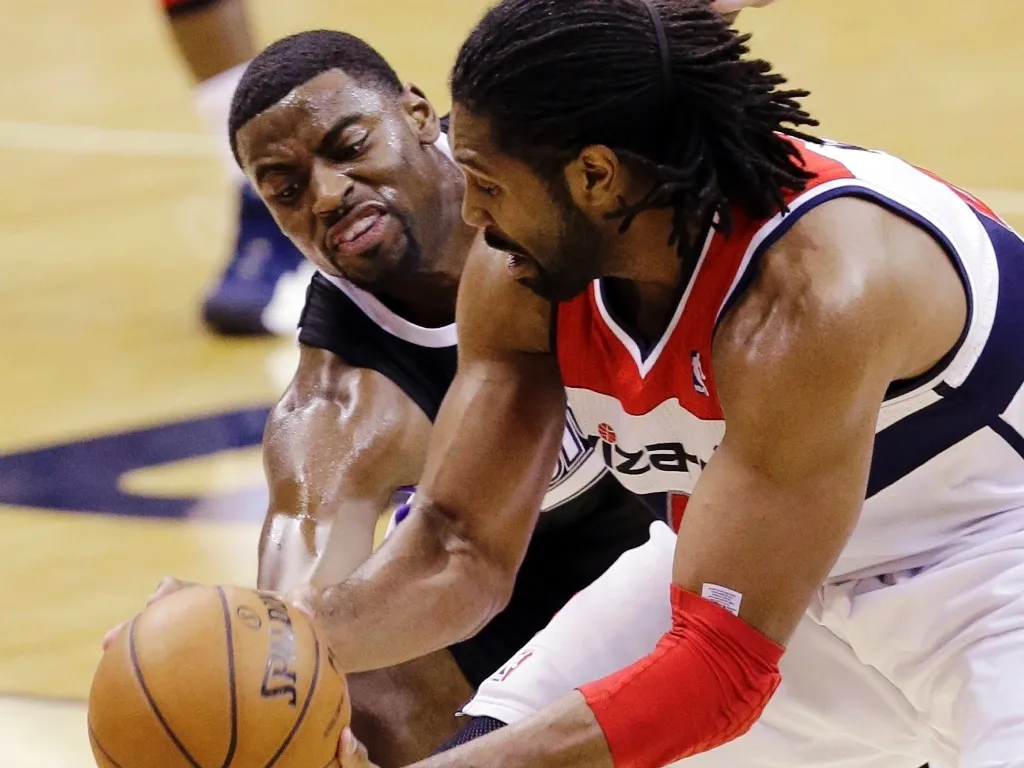 29.jan.2013 - Brasileiro Nenê Hilário é marcado por Tyreke Evans na derrota do Washington Wizards para o Sacramento Kings - AP Photo/Alex Brandon
