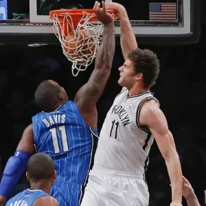 29.jan.2013 - Brook Lopez converte enterrada para o Brooklyn Nets na vitória sobre o Orlando Magic - REUTERS/Ray Stubblebine