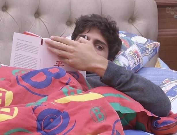 29.jan.2013 - Enquanto as mulheres se trocam, André lê um livro