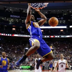 29.jan.2013 - Harrison Barnes converte enterrada para o Golden State Warriors na vitória sobre o Toronto Raptors - REUTERS/Mark Blinch