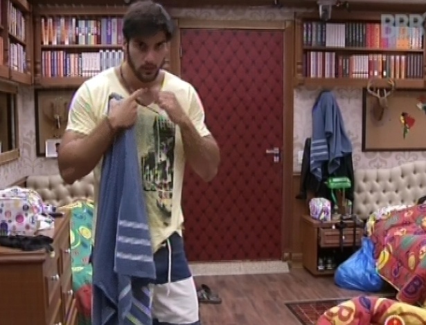 29.jan.2013 - Marcello arruma suas coisas no quarto biblioteca. Ele está no paredão com Aslan
