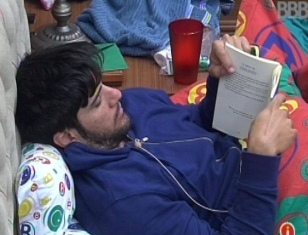 29.jan.2013 - Marcello lê na cama enquanto outros brothers dormem no quarto biblioteca