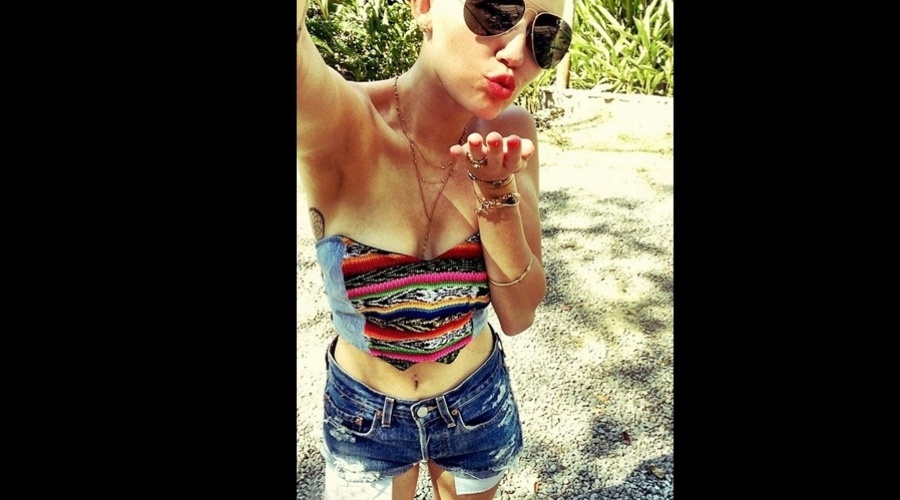 29.jan.2013 - Miley Cyrus divulgou uma foto das férias na Costa Rica. A cantora exibiu a barriga enxuta