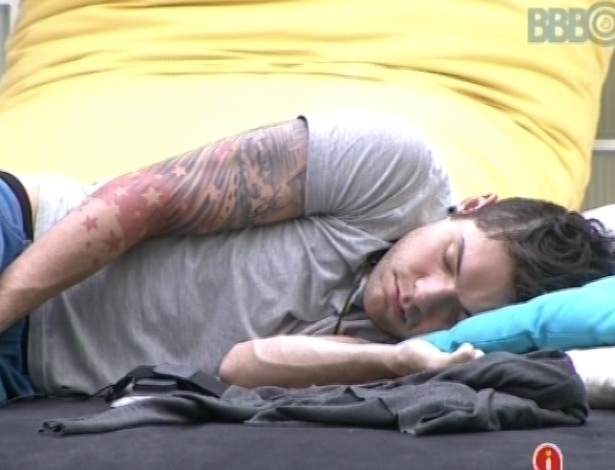 29.jan.2013 - Nasser dorme no futon do lado de fora da casa. Todos os participantes voltaram a dormir nesta manhã