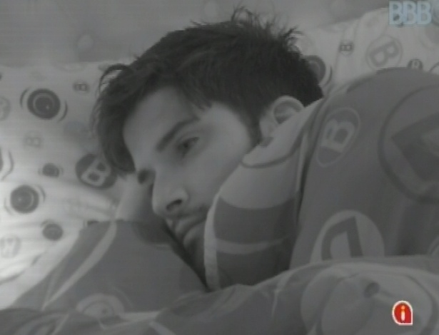 29.jan.2013 - O emparedado Marcello se mostra pensativo antes de dormir