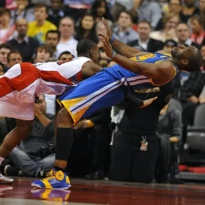 29.jan.2013 - Terrence Ross se choca com Carl Landry na derrota do Toronto Raptors para o Golden State Warriors - EFE/Warren Toda