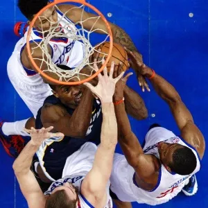 29.jan.2013 - Tony Allen encara a marcação do Philadelphia 76ers em vitória do Memphis Grizzlies - AP Photo/Matt Slocum