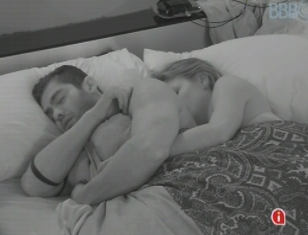 29.jan.2013 - Yuri e Natália dormrm de conchinha no quarto do líder