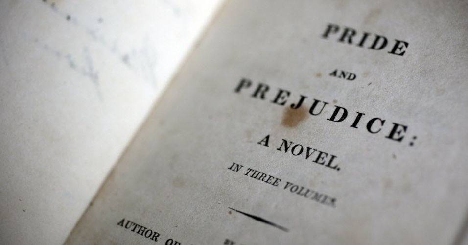Exemplar da primeira edição do livro "Orgulho e Preconceito" exposto na Jane Austen House na cidade de Chawton, Inglaterra. A obra foi publicada pela primeira vez em 1813 e aida vende 50.000 cópias anualmente só no Reino Unido - Stefan Wermuth/Reuters