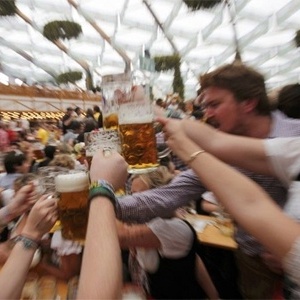 Participantes celebram a tradicional Oktoberfest com brinde de cervejas, na cidade de Munique, Alemanha - Leonhard Foeger/Reuters