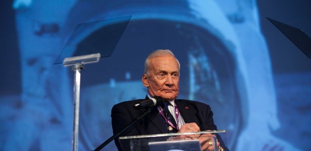 O ex-astronauta norte-americano Buzz Aldrin fala durante palestra na Campus Party - Lalo de Almeida/Folhapress