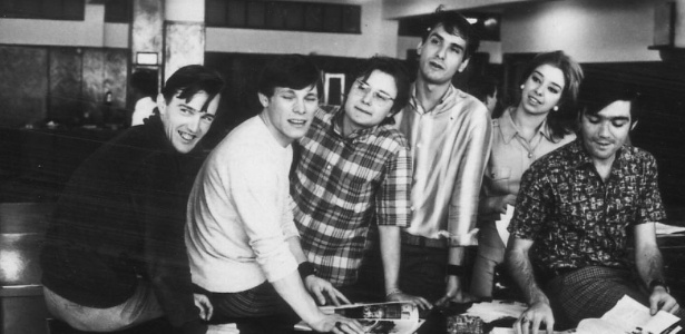 Nenê Benvenuti (de camisa xadrez) com os integrantes da banda Os Incríveis, em foto de 1967 - Gil Passarelli/Folhapress