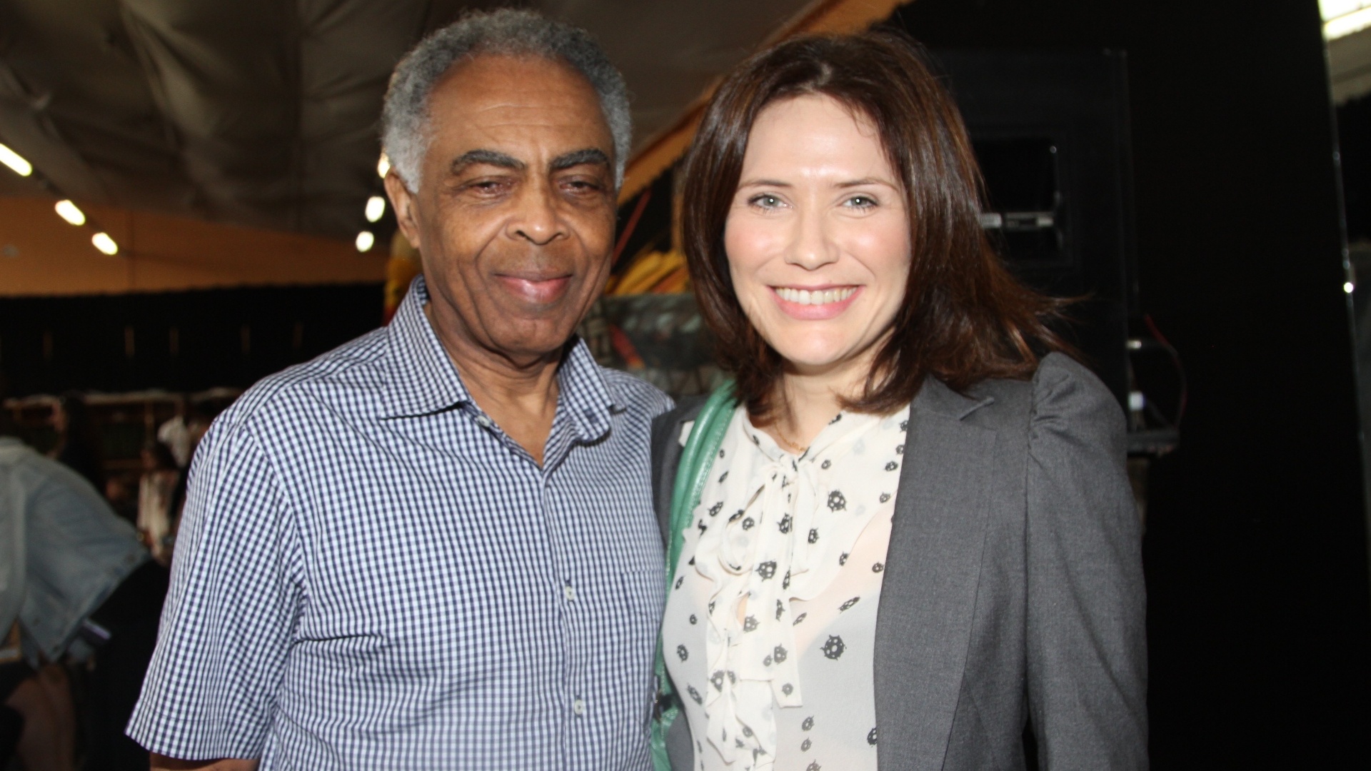 29.jan.2013 - Gilberto Gil, que assina a trilha sonora, e Rachel Ripani, tradutora do roteiro, em evento de apresentação do elenco do musical "O Rei Leão", em São Paulo. O espetáculo segue a mesma história da animação que fez sucesso nos anos 90. O nascimento de Simba desperta a ira do leão Scar, que mata o rei Mufasa, seu próprio irmão, com o objetivo de tomar o poder. Acusado de permitir a morte do pai, Simba foge e cresce longe de casa à espera do dia que retomará o controle do reino dos animais - Thiago Duran/AgNews