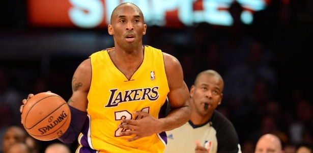 Kobe Bryant conduziu o Los Angeles Lakers a mais uma vitória, agora sobre os Hornets - AFP PHOTO / Frederic J. BROWN