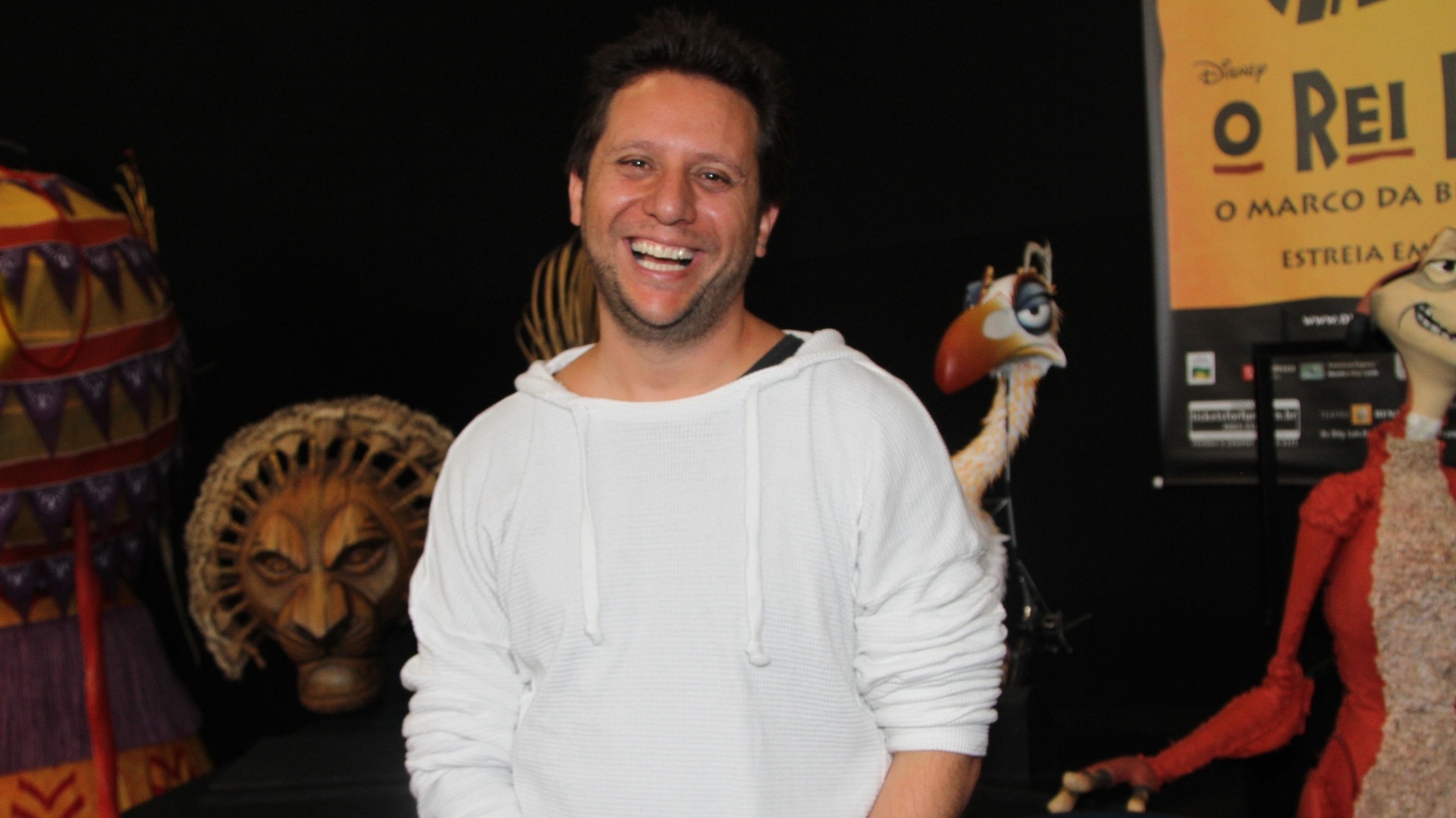 29.jan.2013 - Marcelo Klabin, que interpreta o personagem Pumba, durante evento de apresentação do elenco do musical "O Rei Leão", em São Paulo. O espetáculo segue a mesma história da animação que fez sucesso nos anos 90. O nascimento de Simba desperta a ira do leão Scar, que mata o rei Mufasa, seu próprio irmão, com o objetivo de tomar o poder. Acusado de permitir a morte do pai, Simba foge e cresce longe de casa à espera do dia que retomará o controle do reino dos animais - Thiago Duran/AgNews