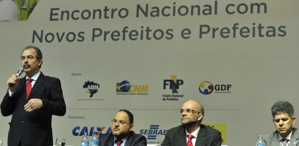 Mercadante defendeu solução negociada entre professores e municípios e voltou a falar em royalties - Elza Fiúza/ABr