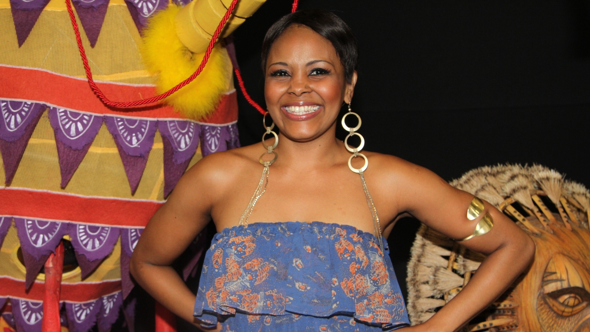 29.jan.2013 - Phindile Mkhize, atriz que faz o personagem Rafiki posa para foto em evento de apresentação do elenco do musical "O Rei Leão" em São Paulo - Thiago Duran/AgNews