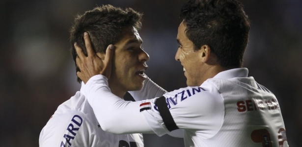 Jadson e Osvaldo comemoram gol do São Paulo contra o Bolívar