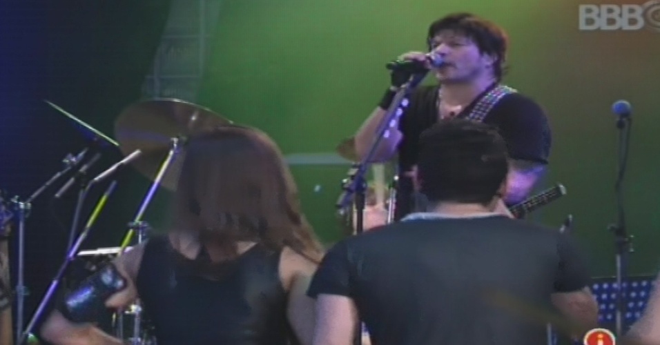 30.jan.2013 - À frente do RPM, Paulo Ricardo canta no "BBB13". A banda tocou sucessos como "Vida Real", "London, London" e "Rádio Pirata"