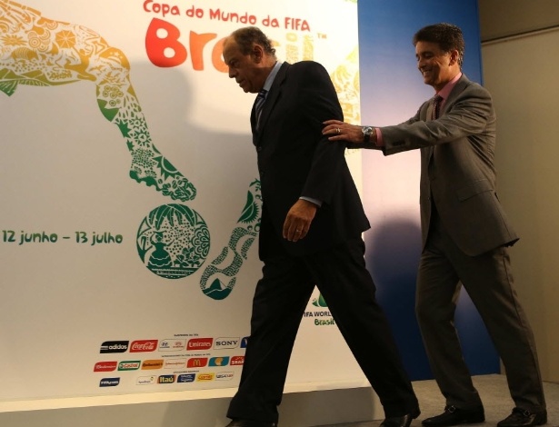 30.jan.2013 - Bebeto empurra Carlos Alberto Torres após apresentação do pôster oficial da Copa do Mundo de 2014