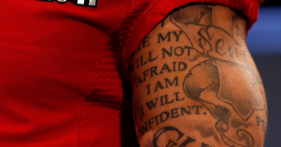 30.jan.2013 - Detalhe das tatuagens de Colin Kaepernick, quarterback do San Francisco 49ersm durante entrevista coletiva prévia ao Superbowl