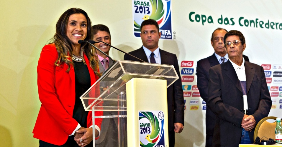 30.jan.2013 - Embaixadora da Copa de 2014, a jogadora Marta discursa antes da apresentação do pôster oficial do evento