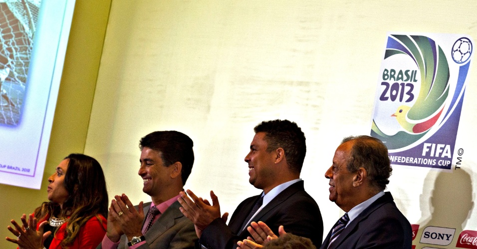 30.jan.2013 - Embaixadores da Copa do Mundo de 2014 aplaudem durante a apresentação do pôster oficial: Marta, Bebeto, Ronaldo e Carlos Alberto Torres