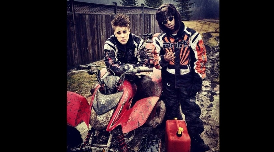 30.jan.2013 - Justin Bieber apareceu sujo e despenteado após uma corrida de quadriciclo. A foto foi divulgada pelo cantor em sua página do Twitter
