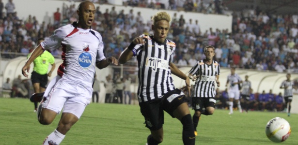 Além de não marcar gol, Neymar se envolve em polêmica com técnico do Ituano - Gustavo Magnusson/AE