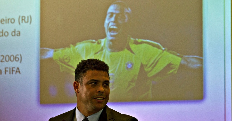 30.jan.2013 - Ronaldo é visto em frente a uma imagem projetada de sua comemoração em 2002 durante apresentação do cartaz da Copa de 2014