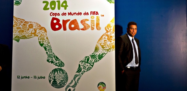 Ronaldo posa ao lado do recém-revelado cartaz da Copa do Mundo de 2014