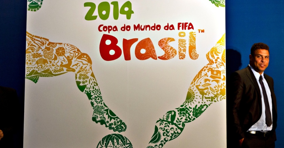 30.jan.2013 - Ronaldo posa ao lado do recém-revelado cartaz da Copa do Mundo de 2014