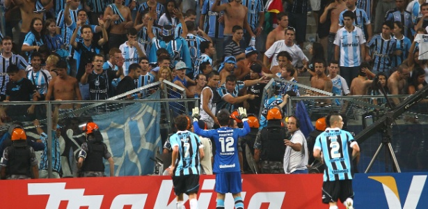 Torcida do Grêmio cai ao fazer Avalanche para comemorar gol contra a LDU - Lucas Uebel/Preview.com