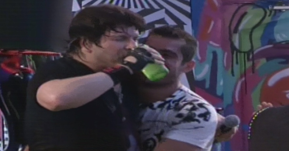 30.jan.2013 - Vocalista do RPM, Paulo Ricardo abraça Yuri enquanto toma um copo de bebida
