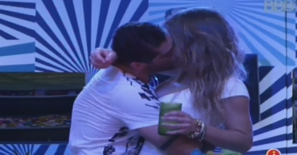 30.jan.2013 - Yuri dá um beijo em Natália durante a festa Hipnose