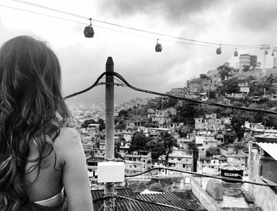 30.jan,2013 Bruna Marquezine admira a paisagem do Complexo do Alemão, local onde grava a maioria das cenas da personagem Lurdinha de "Salve Jorge"