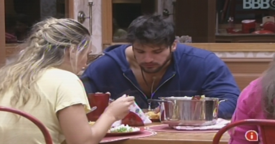 30.janeiro.2013 - Marcello e Marien almoçam a comida preparada pela dançarina e por Andressa