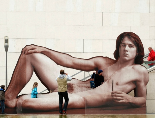 Visistantes observam instalação da exposição "Homens Nus" no Museu Leopoldo, na Áustria - Reuters
