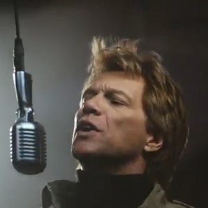 Jon Bon Jovi em cena do clipe de "Because We Can" - Reprodução/Youtube