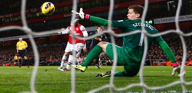Szczesny só observa a bola chutada por Suárez, do Liverpool, entrar no gol do Arsenal - Eddie Keough/Reuters
