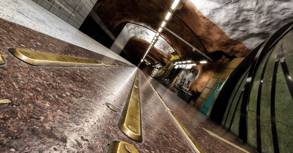 O fotógrafo russo Alexander Dragunov fez imagens do metrô de Estocolmo, na Suécia, que chegou a ser descrito como a maior exposição de arte do mundo. Mais de 90 das 110 estações do metrô mostram obras de cerca de 150 artistas - Alexander Dragunov/Divulgação