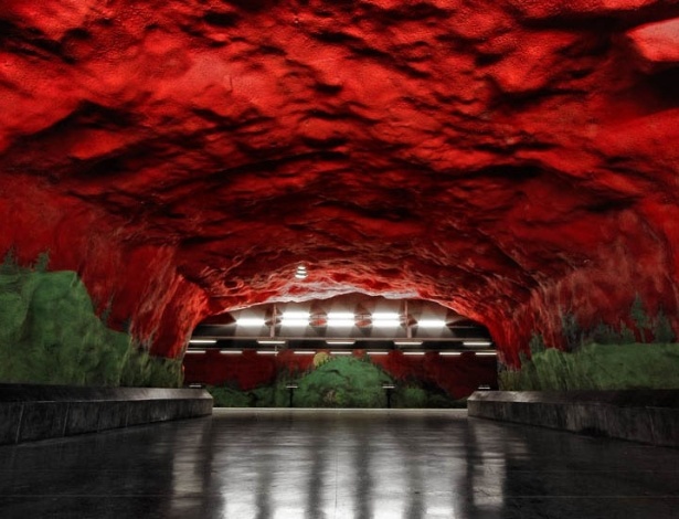 O fotógrafo russo Alexander Dragunov registrou obras de artes espalhadas nos mais de 105 quilômetros de extensão do metrô de Estocolmo - Alexander Dragunov/Divulgação