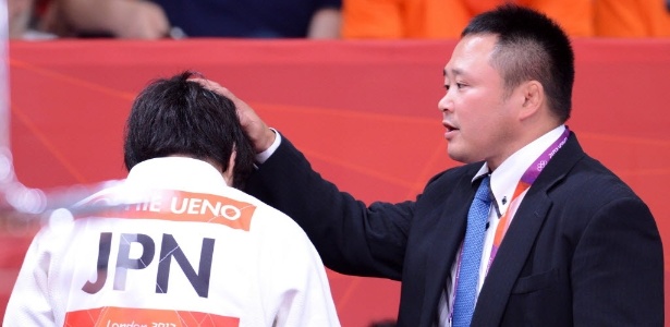 Em um dos escândalos, o técnico Ryuji Sonoda agredia atletas com espadas de bambu - AFP PHOTO / FILES / FRANCK FIFE