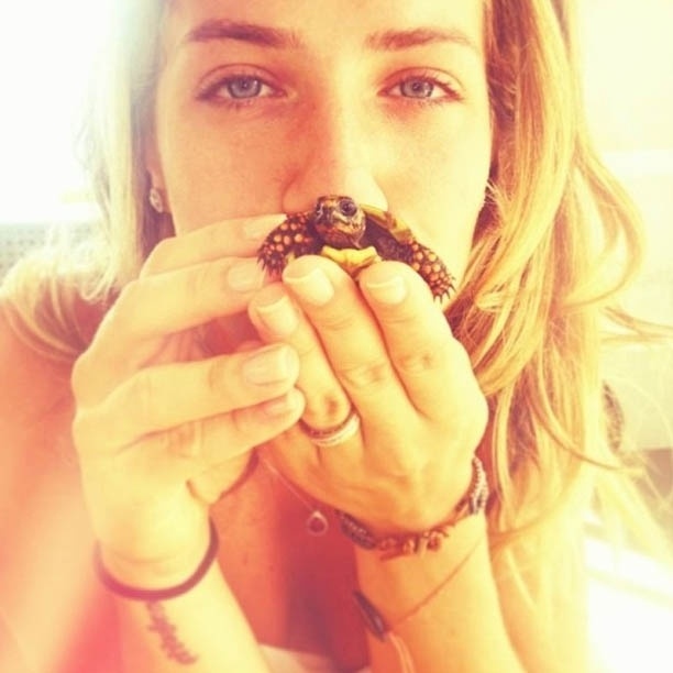 30.jan.2013 - De férias no Caribe, Giovanna Ewbank posa com tartaruga
